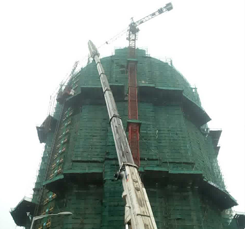 榆社吊车在工地上作业
